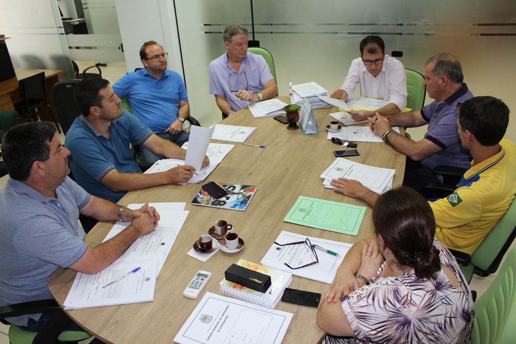 REUNIÃO DEFINE PROJETOS PARA VOTAÇÃO 