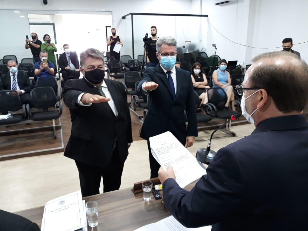 FIDELVINO E ADROALDO SÃO EMPOSSADOS PREFEITO E VICE-PREFEITO DE CONSTANTINA, JUNTAMENTE COM OS NOVOS VEREADORES